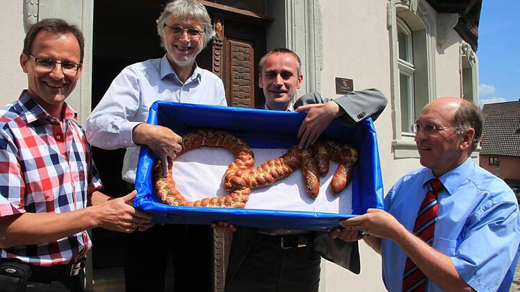 Schlüsselübergabe am Heimatspielhaus.