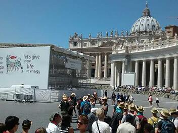 Die Ministranten der mittelfränkischen Pfarrei Geburt Mariens betreten nach der langen Fahrt am Montag zum ersten Mal den Petersplatz. Foto: Manuel Breunig