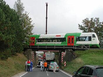 Ab 1. April legt das Straßenbauamt Schweinfurt die Bahnunterführung tiefer, um diesen Gefahrenpunkt zu beseitigen. Die Bürger befürchten, dass der Lkw-Verkehr durch Oerlenbach zunehmen wird. Foto: Stefan Geiger