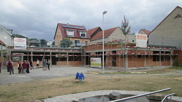 Der Rohbau des Mehrgenerationenhauses  steht, die Fertigstellung wird im Oktober erwartet. Winfried Ehling