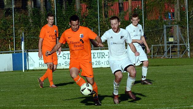 SpVgg Zeckern - TSV R&ouml;ttenbach. Patrick Emrich (li.) unterlag im Derby mit der SpVgg den G&auml;sten um 0:1-Torsch&uuml;tze Daniel Schulz (re.) mit 1:2.  Foto: herzopress