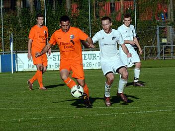 SpVgg Zeckern - TSV R&ouml;ttenbach. Patrick Emrich (li.) unterlag im Derby mit der SpVgg den G&auml;sten um 0:1-Torsch&uuml;tze Daniel Schulz (re.) mit 1:2.  Foto: herzopress