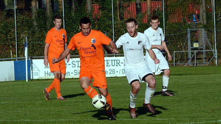 SpVgg Zeckern - TSV R&ouml;ttenbach. Patrick Emrich (li.) unterlag im Derby mit der SpVgg den G&auml;sten um 0:1-Torsch&uuml;tze Daniel Schulz (re.) mit 1:2.  Foto: herzopress