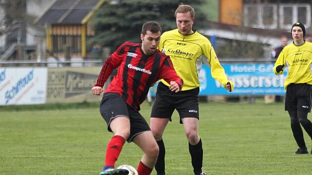 Lukas Kopp (schwarz-rotes Trikot) und der FC Wacker Haig haben die beste Ausgangsposition im Kampf um den Relegationsplatz 2. Spielertrainer Colin Gloystein muss mit seinem SV Steinwiesen gegen den TSV Neukenroth unbedingt gewinnen und auf ein Remis in Gifting hoffen.  Foto: Lisa H&uuml;mmer