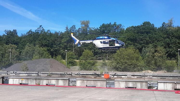 Eine ruhige Hand am Steuerknüppel war gefragt, als die Piloten den Hubschrauber auf engstem Raum über der Entnahmestelle für das Löschwasser in die richtige Position bringen mussten.    Foto: Rolf Pralle