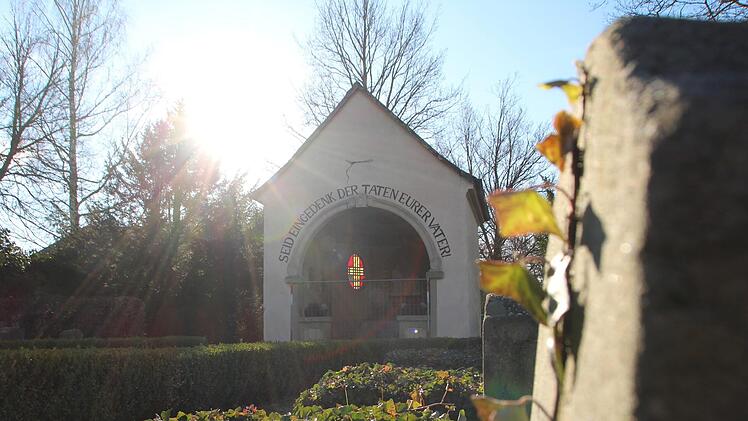 Der Sonnenschein trügt: Die Kapelle auf dem Höchstadter "Heldenfriedhof" ist  seit längerem in einem schlechten Zustand. Doch noch heuer soll etwas geschehen. Christian Bauriedel