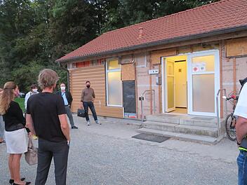 Der Tourismusausschuss beim Ortstermin: Umfangreiche Arbeiten finden aktuell im Innen- und Außenbereich des Servicegebäudes des Campingplatzes statt. Foto: Monika Schütz