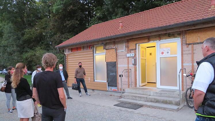 Der Tourismusausschuss beim Ortstermin: Umfangreiche Arbeiten finden aktuell im Innen- und Außenbereich des Servicegebäudes des Campingplatzes statt. Foto: Monika Schütz