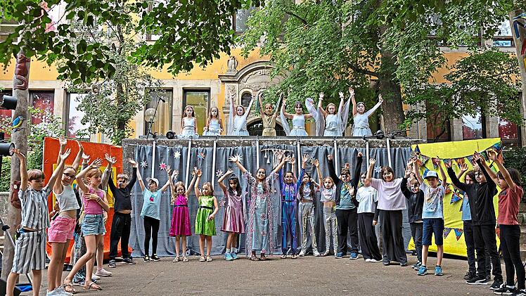 Musical- und Chor-AG der Martin-Grundschule bringen den Weltraum in den Pausenhof.Felix Schiffmann