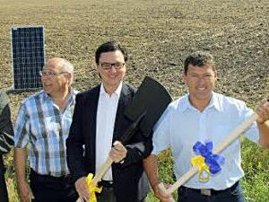 Manfred Rebelein von der Projektgesellschaft LVC, der Kreis-Klimaschutzbeauftrage Robert Martin, Genossenschaftsvorstand Swen Hansen und Bürgermeister Carsten Joneitis (von links) strahlen mit der Sonne um die Wette. Foto: Michael Gründel