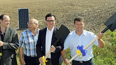 Manfred Rebelein von der Projektgesellschaft LVC, der Kreis-Klimaschutzbeauftrage Robert Martin, Genossenschaftsvorstand Swen Hansen und Bürgermeister Carsten Joneitis (von links) strahlen mit der Sonne um die Wette. Foto: Michael Gründel