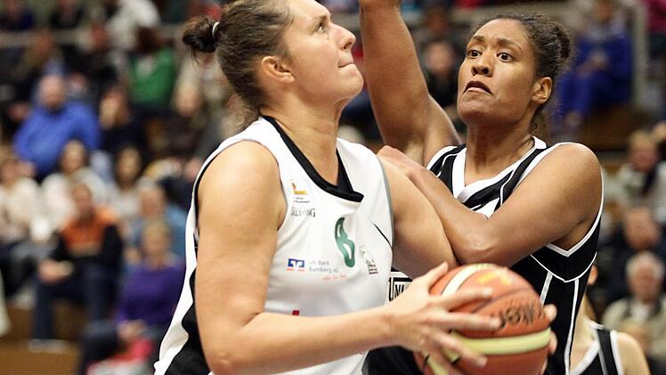 Johanna Beck (l.) war in Heidelberg pr&auml;sent unter dem Korb und punktete. Foto: sportpress