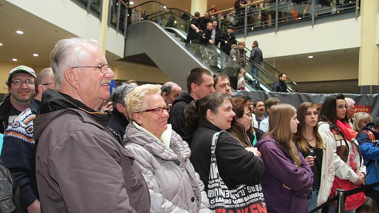 Hunderte von Fans kamen zum Auftritt von Claudia Jung. Foto: Sonja Adam