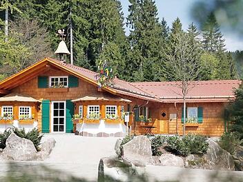 Gemütlich einkehren können Wanderer zum Beispiel in der Wanderhütte Sattelei in Baiersbronn-Mitteltal. Foto: djd/Baiersbronn Touristik