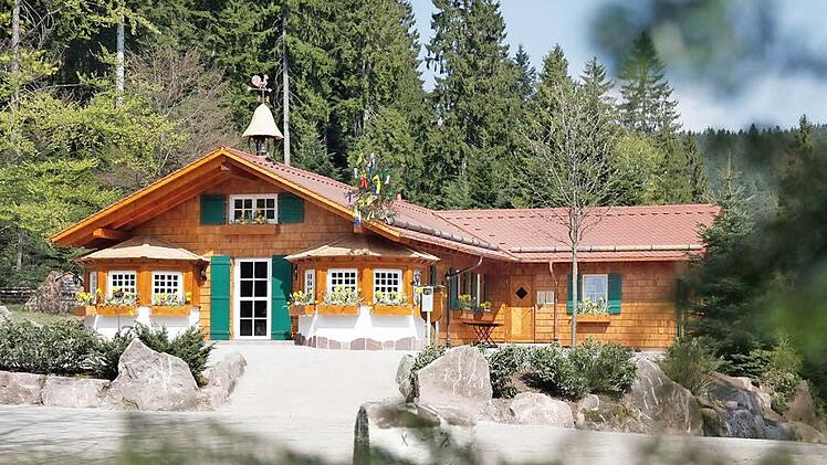 Gemütlich einkehren können Wanderer zum Beispiel in der Wanderhütte Sattelei in Baiersbronn-Mitteltal. Foto: djd/Baiersbronn Touristik