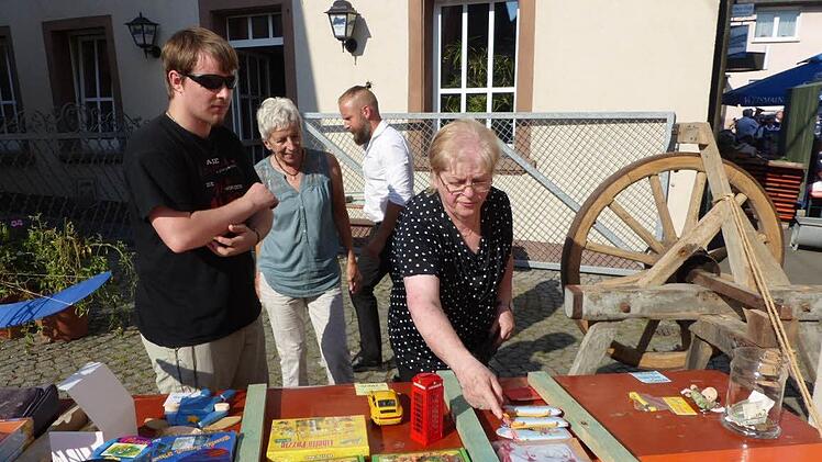Beim Glücksraddrehen gab es schöne Preise zu gewinnen. Foto: Klaus-Peter Wulf