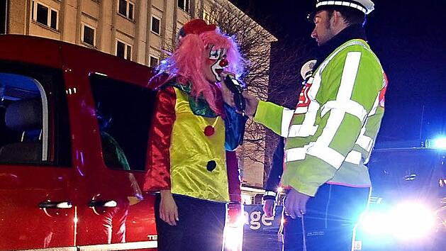 In der Faschingszeit f&uuml;hrt die Polizei vermehrt Alkohol- und Drogenkontrollen durch - auch im Landkreis Ha&szlig;berge.  Foto: Patrick Seefer/dpa