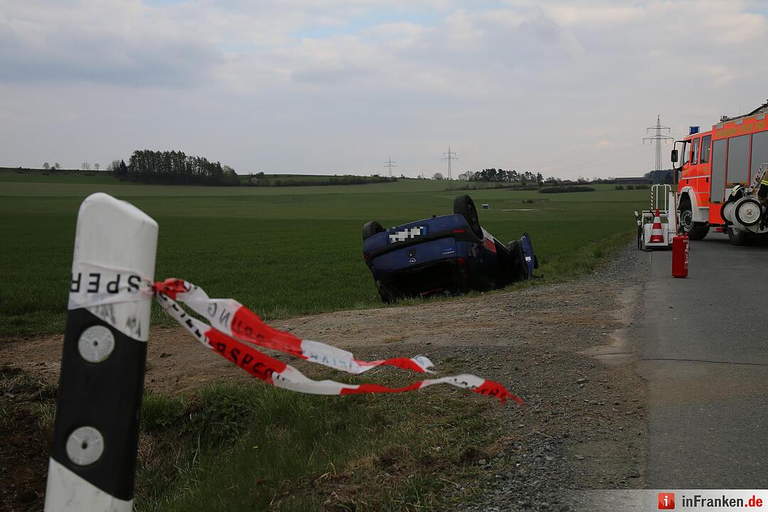 Kreis Hof: Auto überschlägt sich mehrfach und bleibt auf dem Dach liegen