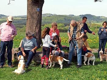 Das Foto zeigt einen Teil der Beagle-Wandergruppe an der Esche, die zur Erinnerung an den Wegebau gepflanzt wurde.  Foto: Hans-Jürgen Neumann