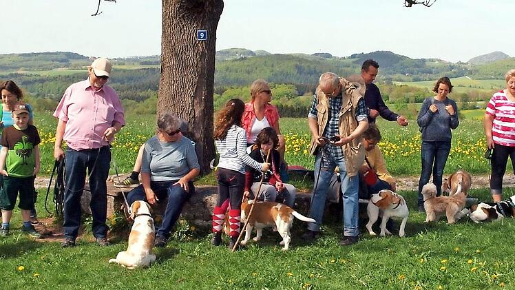 Das Foto zeigt einen Teil der Beagle-Wandergruppe an der Esche, die zur Erinnerung an den Wegebau gepflanzt wurde.  Foto: Hans-Jürgen Neumann