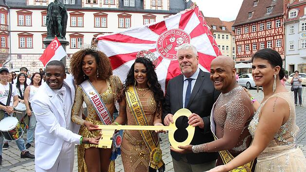 Coburgs Oberb&uuml;rgermeister Norbert Tessmer (Vierter von links) &uuml;bergab symbolisch den Rathaus-Schl&uuml;ssel - so wie es auch im deutschen Karneval Brauch ist - an die Sambistas aus Rio (von links): Sidclei, die beiden K&ouml;niginnen Veronice de Abreu und Let&iacute;cia Guimar&atilde;es, K&ouml;nig Carlinhos do Salgueiro und Let&iacute;cia Malaquias.   Foto: Ulrike Nauer