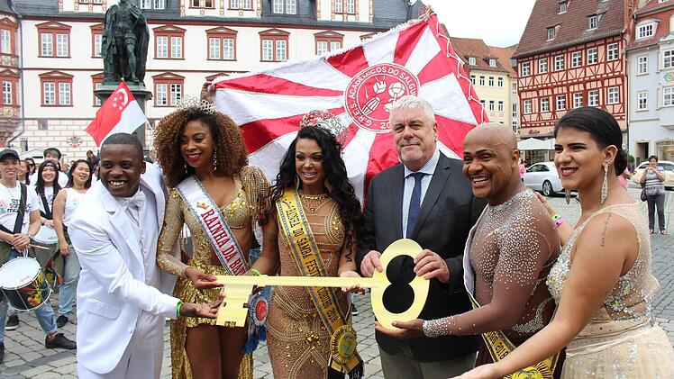 Coburgs Oberbürgermeister Norbert Tessmer (Vierter von links) übergab symbolisch den Rathaus-Schlüssel - so wie es auch im deutschen Karneval Brauch ist - an die Sambistas aus Rio (von links): Sidclei, die beiden Königinnen Veronice de Abreu und Letícia Guimarães, König Carlinhos do Salgueiro und Letícia Malaquias.   Foto: Ulrike Nauer