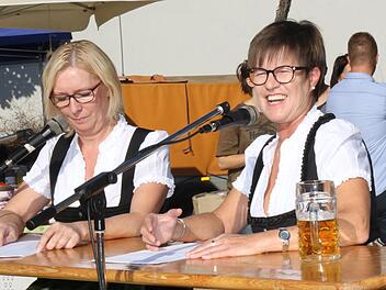 Die beiden Tratschtanten Claudia Gössele und Sylvia Schultheiß nahmen bei der Kirchweihpredigt, die im Rahmen eines Zwiegesprächs ablief, die Politik und das Dorfgeschehen aufs Korn. Foto: Michael Stelzner