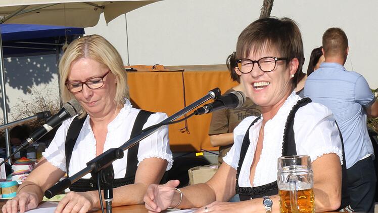 Die beiden Tratschtanten Claudia Gössele und Sylvia Schultheiß nahmen bei der Kirchweihpredigt, die im Rahmen eines Zwiegesprächs ablief, die Politik und das Dorfgeschehen aufs Korn. Foto: Michael Stelzner