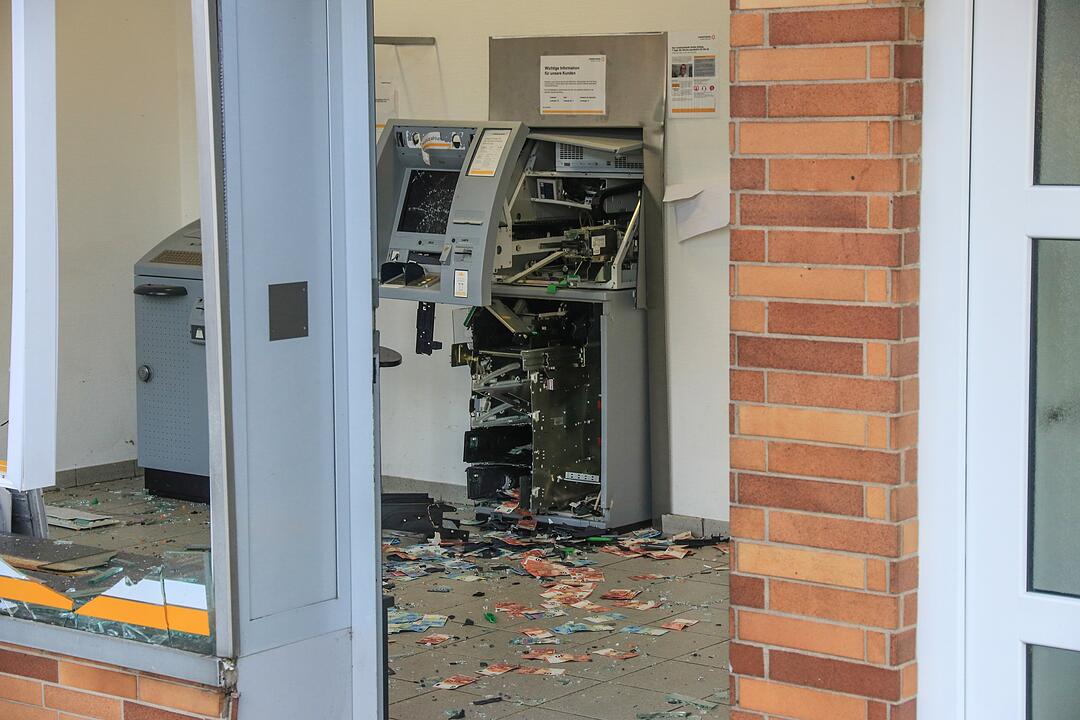 Geldautomat gesprengt: Großfahndung nach geflüchteten Tätern