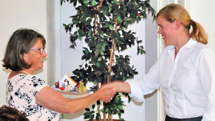 Die Schweinfurter Betreuungsrichterin Magdalena Breitenbach (rechts)  informierte im  Rannunger Pfarrsaal vor zahlreichen Zuhörern über das Thema  "Vorsorgevollmacht oder staatliche Pflichtbetreuer". 2.  Bürgermeisterin Sybille Büttner (links) dankte ihr dafür. Dieter Britz