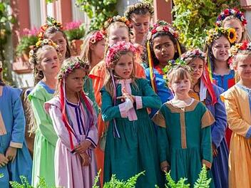 Bis zu den Jüngsten soll das Heimatspiel authentisch wirken. Gruppen wie die Tanzmädchen werden mit Informationen über das Leben im Dreißigjährigen Krieg versorgt, um ihre Rollen besser zu verstehen und so glaubhaft darzustellen.   Foto: Christine Schikora