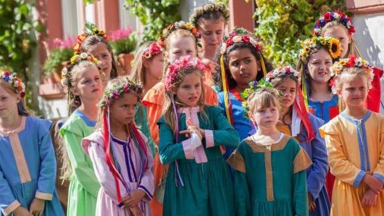 Bis zu den Jüngsten soll das Heimatspiel authentisch wirken. Gruppen wie die Tanzmädchen werden mit Informationen über das Leben im Dreißigjährigen Krieg versorgt, um ihre Rollen besser zu verstehen und so glaubhaft darzustellen.   Foto: Christine Schikora