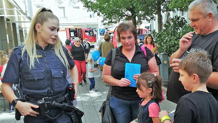 "Ist alles echt?": Franziska Koch stellte sich in der Ludwigstraße den Fragen der Kinder und versicherte die Echtheit ihrer Ausrüstung. Foto: Sigismund von Dobschütz