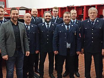 Ehrengäste und Vorstand – darunter (v. l.) KBM Marko Fischer, Kommandant Christian Betz und Bürgermeister Mario Schönwald – sind sichtlich stolz auf den Zusammenhalt der Freiwilligen Feuerwehr Kümmersreuth.