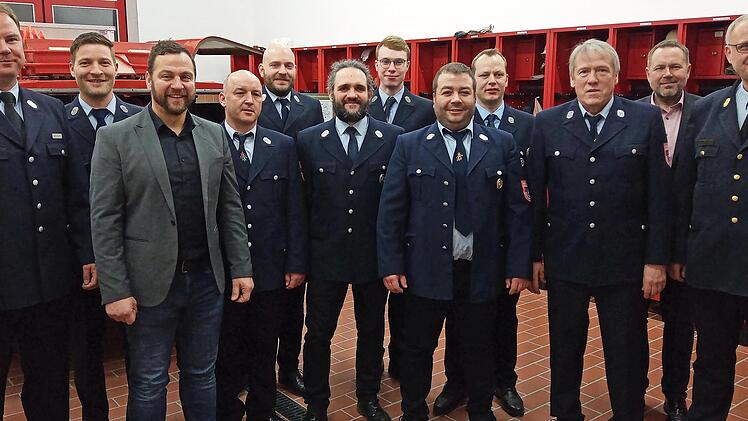 Ehrengäste und Vorstand – darunter (v. l.) KBM Marko Fischer, Kommandant Christian Betz und Bürgermeister Mario Schönwald – sind sichtlich stolz auf den Zusammenhalt der Freiwilligen Feuerwehr Kümmersreuth.