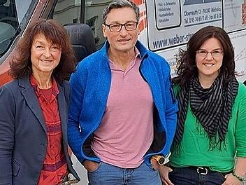 Bürgermeisterin Christine Frieß (links) und Ines Simon von der Stadtverwaltung heißen den neuen Senioren-Shuttle-Busfahrer Carlo Grech herzlich willkommen.