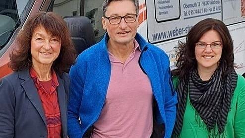 Bürgermeisterin Christine Frieß (links) und Ines Simon von der Stadtverwaltung heißen den neuen Senioren-Shuttle-Busfahrer Carlo Grech herzlich willkommen.