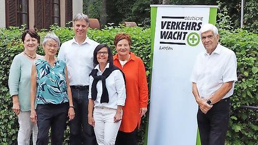 Unser Foto zeigt (von links): Veronika Walther, Christel Hildebrand, Gernot Erler, Michaela Dassler, Karin Zahout und Wolfgang Gerstberger.