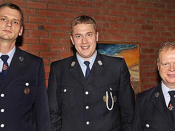 Gratulationen: Der neue zweite Vorsitzende Christian Hornung (von links) erhielt von Kommandant Marco Knüttel und dem Vorsitzenden Volker Wießner die Glückwünsche. Fotos: Gerd Schaar