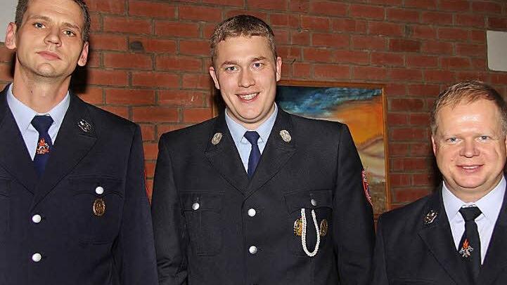 Gratulationen: Der neue zweite Vorsitzende Christian Hornung (von links) erhielt von Kommandant Marco Knüttel und dem Vorsitzenden Volker Wießner die Glückwünsche. Fotos: Gerd Schaar