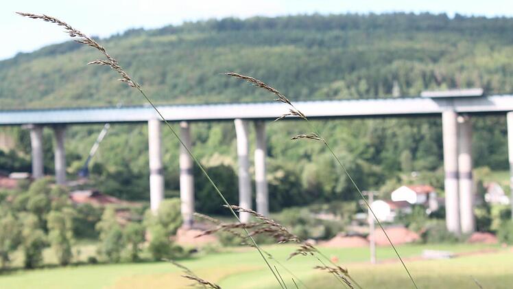 Die Brücke vor der Sprengung...