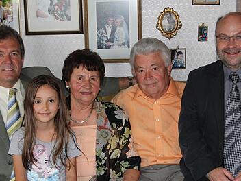 Bernhard und Betty Spörlein (Mitte) mit ihrer Enkeltochter Lara, sowie Bürgermeister Hans Beck (links) und Pfarrer Wolfgang Eßel (rechts), die zum Ehejubiläum gratulierten. Foto: Evi Seeger