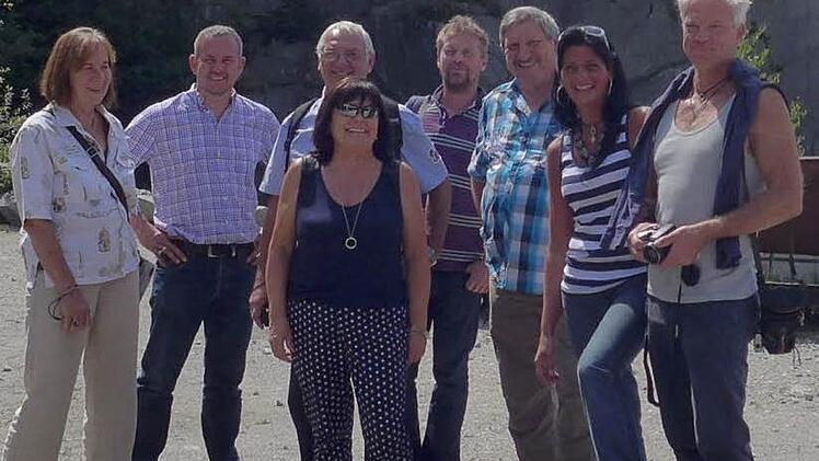 Die "Steinleute" im Schausteinbruch des "Granitzentrums": Silke Kapp aus Altenstein, Unternehmer Martin Graser aus Bamberg, Gerhard Bühl und Bürgermeisterin Gertrud Bühl aus Breitbrunn, Kreis-Fachberater Guntram Ulsamer aus Haßfurt, Haßbergvereinsvorstand Willi Wölker aus Breitbrunn sowie die Bildhauer Steff Bauer und Sören Ernst aus Schweinfurt (v. li.). Foto: Sabine Meißner