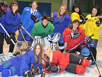 Schlittschuhe, Schläger und Helm statt Stöckelschuhe, Spiegel und Glätteisen: Das Kissinger Damen-Team bilden (hinten, von links) Janine Knappe, Larissa Kirchner, Torfrau Barbara Hartmann, Stefanie Schubert, Ulrike Höhn, Svenja Voll und Celine Voll sowie (vorne, von links) Bianca Kirchner und Melanie Schubert. Es fehlt Alena Zeiler. Foto: Jürgen Schmitt