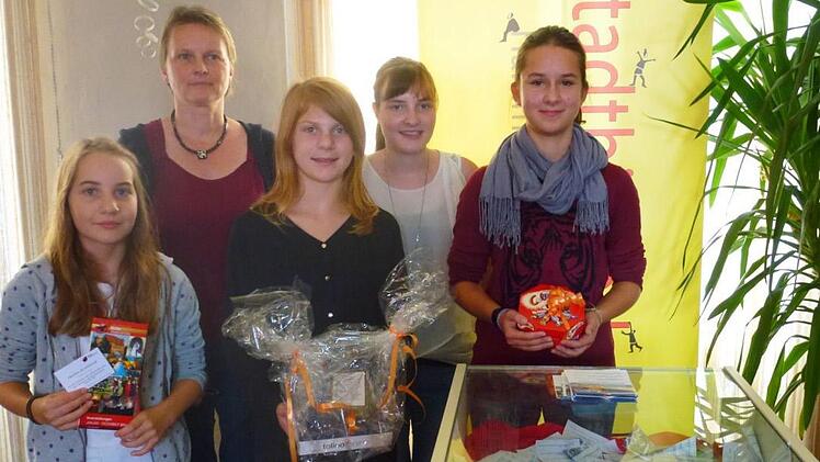 Die Gewinner: Laura Zeller, Karin Stapper von der Bibliothek, Vivien Reith, Lorena Romanczyk, die diesjährige Losfee, und Jessica Daus (von links).