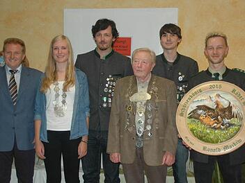 Siegerehrung (v. l.): Bürgermeister Matthias Klement, Jugendkönigin Svenja Jungklaus, 1. Ritter Benjamin Frank, Schützenkönig Heinz Röder, 2. Ritter Marco Saal und Schützenmeister Tim Fuhl. Foto: Daniel Wiener