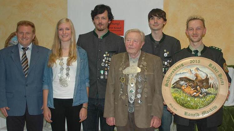 Siegerehrung (v. l.): Bürgermeister Matthias Klement, Jugendkönigin Svenja Jungklaus, 1. Ritter Benjamin Frank, Schützenkönig Heinz Röder, 2. Ritter Marco Saal und Schützenmeister Tim Fuhl. Foto: Daniel Wiener