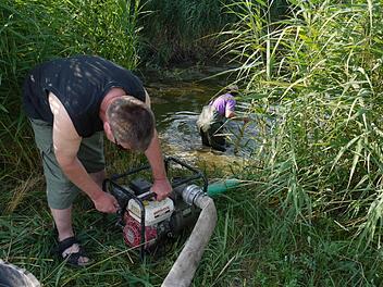 Leonhard Thomann und sein Helfer Herbert setzen die Wasserpumpe in Gang. Foto: Pauline Lindner