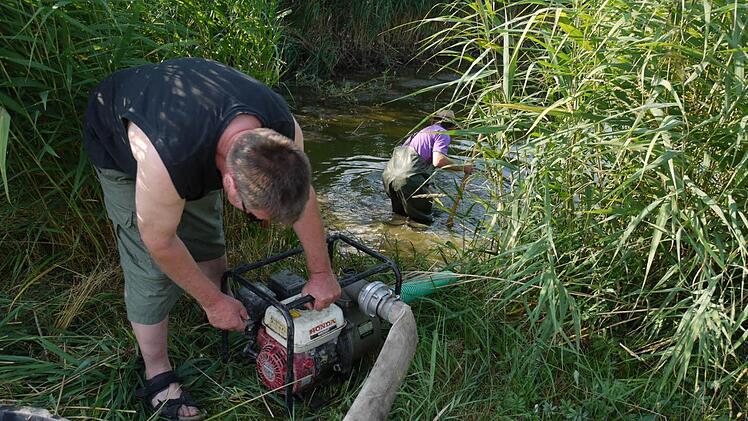 Leonhard Thomann und sein Helfer Herbert setzen die Wasserpumpe in Gang. Foto: Pauline Lindner