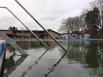 Still liegt das Bad da und grünt vor sich hin. Chemikalien im Wasser sollen verhindern, dass sich im Winter zu viele Algen bilden.  Foto: Friederike Stark